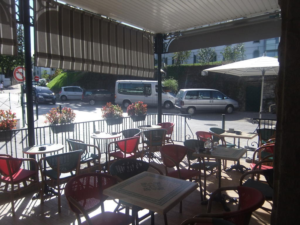 Hotel-Cafe Du Trinquet Cambo-les-Bains Exterior foto